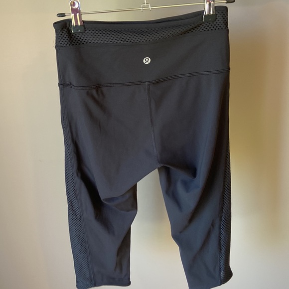 Lululemon black capris size 6 - Picture 4 of 6